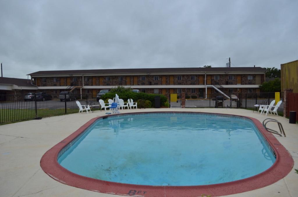 Americas Best Value Inn Crosstimbers Stephenville Bagian luar foto